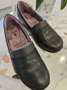 Ahnu Black Leather Flat with Cushioned Pink Lining, Like New